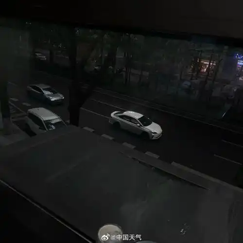 广州一秒入夜强对流天气的航空母舰飑线,是条什么线温度记探真