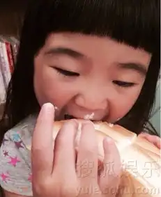曹格妻子吴速玲晒子萌照grace变吃货joe搞怪