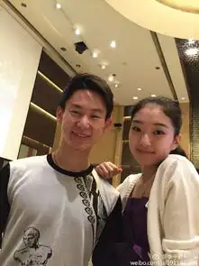 李子君秀花滑世锦赛晚宴紫色礼服合影羽生