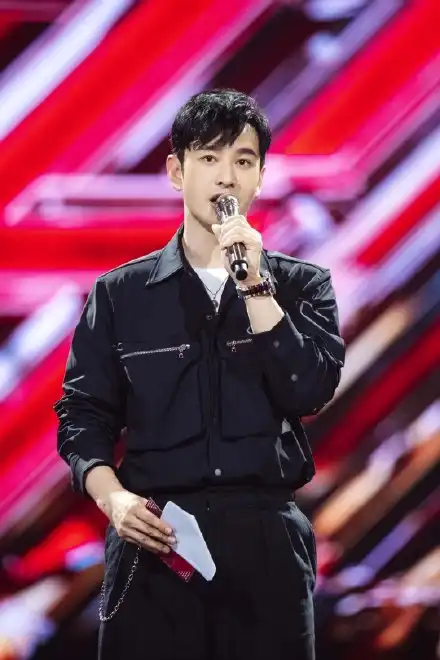 乘风破浪里的工装风黄晓明酷帅洒脱一只潜水表也给他加分不少