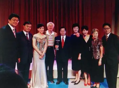 杨伟光穷小子逆袭央视台长,改新闻联播规则,靠插播广告挣27亿