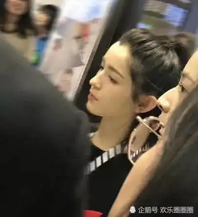 路人镜头下的哈妮克孜,没有滤镜也颜值爆表,网友热巴的翻版