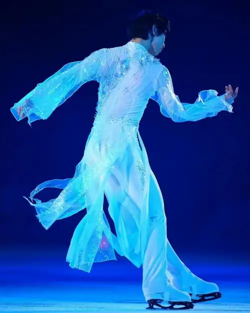 优雅本雅羽生结弦演出中服装出问题,化解过程也是绝美