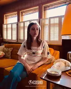 时髦办lilycollins巴黎拍新剧,我发现这个白雪公主有腹肌