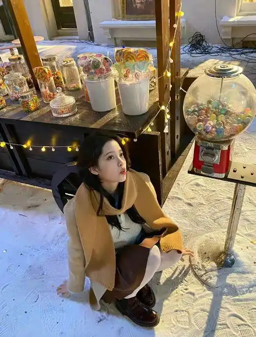 欧阳娜娜撩汉式拍照太强了穿百褶裙配白色连裤袜,美成清纯校花