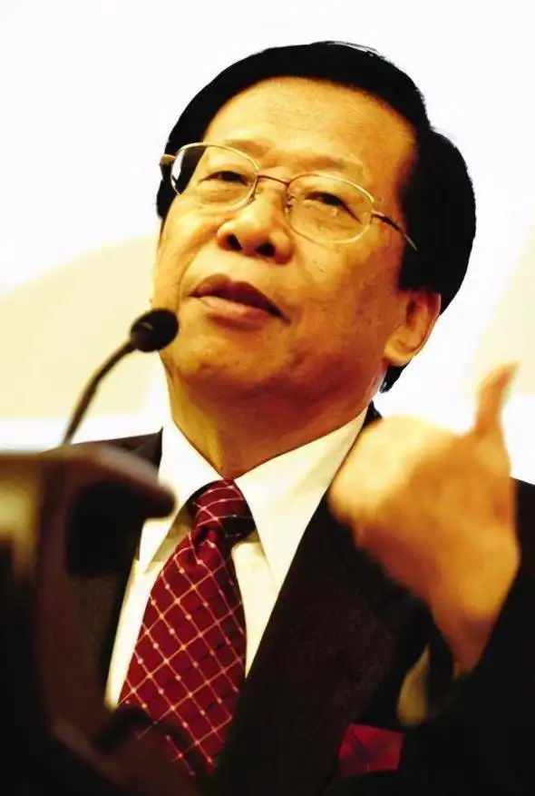 广东穷小子杨伟光14岁前没穿过鞋,用6分钟改变新闻联播规则