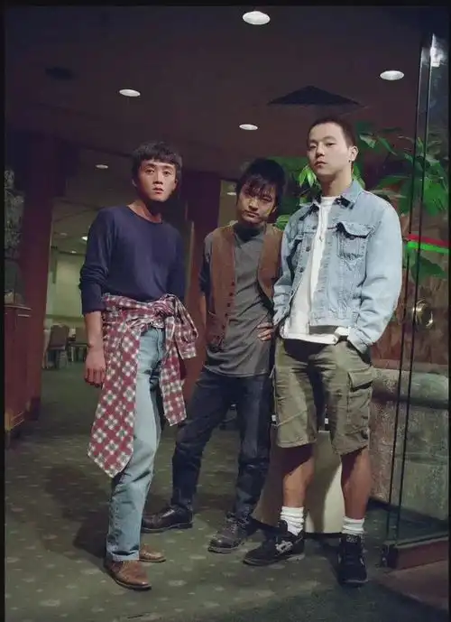 1994年,魔岩三杰在红磡开演唱会时的照片,窦唯看起来很帅气