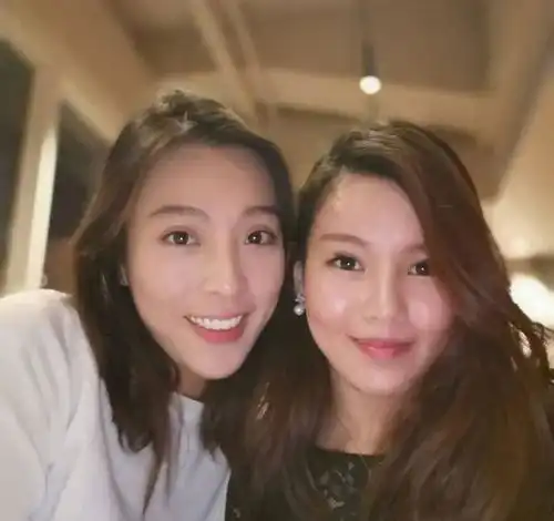 文雪儿60大寿,母女三人合照形同姐妹,网友岁月从不败美人