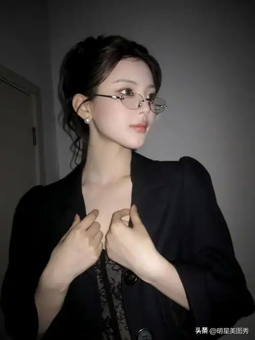 杨超越一见你就笑路透,今天是冷艳御姐风,西装黑丝眼镜鲨疯辣