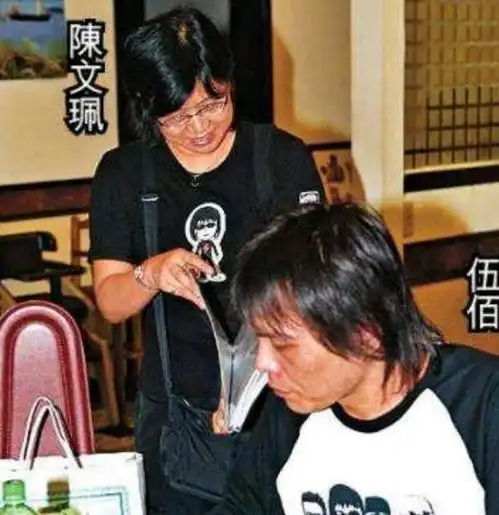 摇滚教父伍佰出道30年与妻子丁克17年,52岁坐轮椅演唱