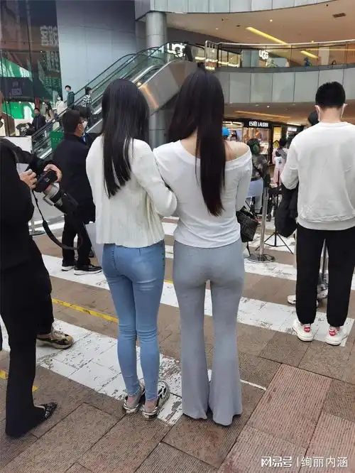 白色上衣搭配蓝色紧身裤与灰色紧身裤的搭配相比各有其独特亮点