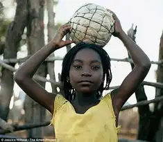 南非儿童用破布树皮避孕套制足球