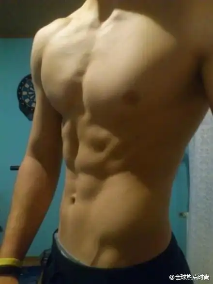 有没有非常帅的腹肌帅哥,照片来一发