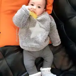 出生自带美颜效果,瑞典宝宝网上走红