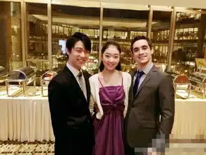 李子君出席花滑晚宴性感低胸黑裙闪耀全场