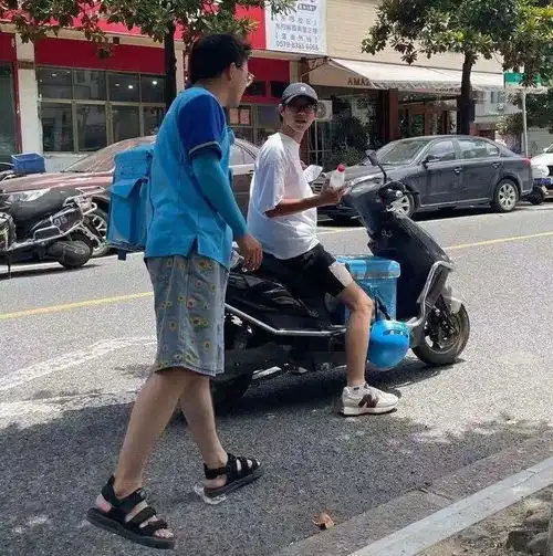 贴心关爱,清凉一夏,犇腾东阳城市开展蓝骑士送清凉活动
