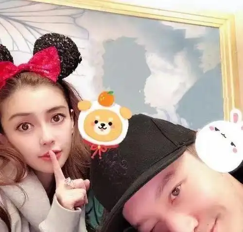 baby穿老公同款衣服撒糖,黄晓明晒照比心,疑隔空示爱妻子