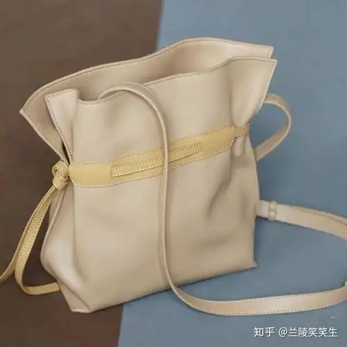 大学要背什么书包