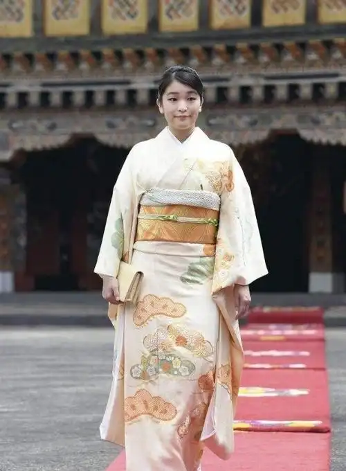 日本真子公主出访不丹冷若冰霜,不像纪子妃爱笑,凯特热情又亲民