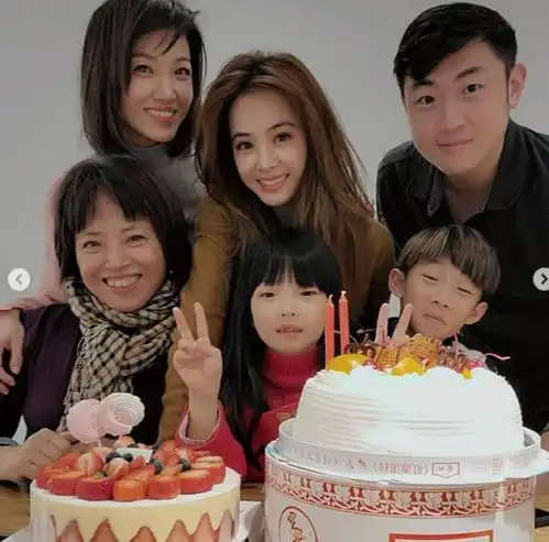 蔡依林晒姐姐生日照,全家福罕见曝光,姐夫家境太显赫