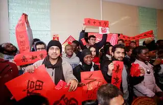 剪纸贴福字包饺子外国留学生喜迎中国年六