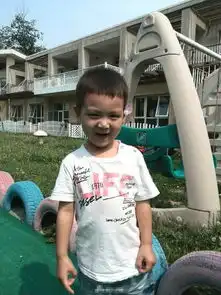 小亮仔婴儿时期照片曝光大眼睛神似爸爸田亮