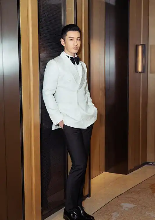 黄晓明外出,穿卡其色小西装搭黑色的西裤,帅气显年轻