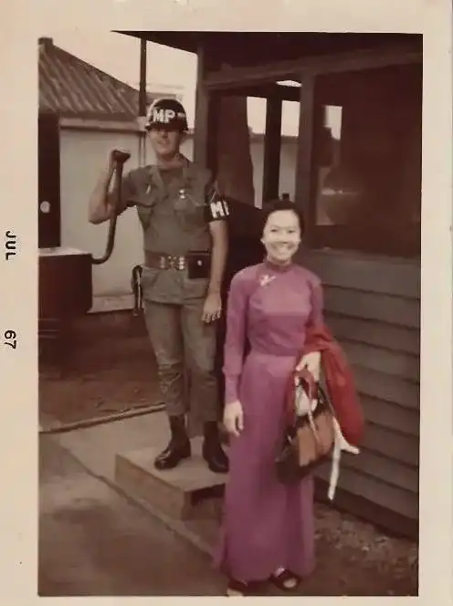 1967年,西贡美女服务完美国大兵后,高兴的从美国军营中出来