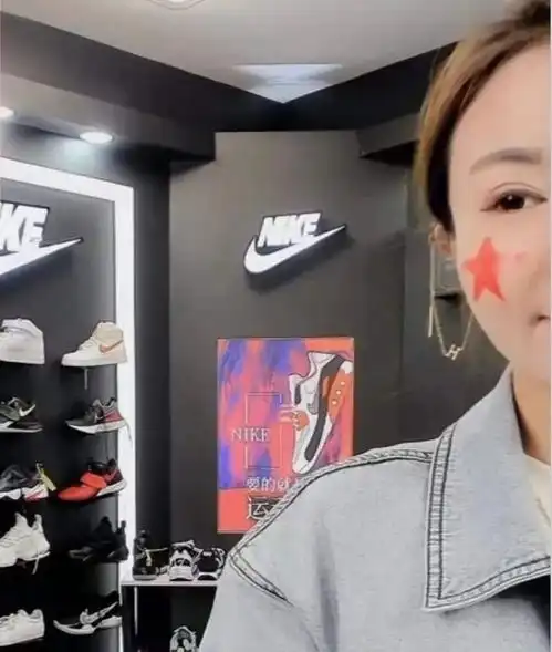 耐克直播间小姐姐被骂哭我得上班,网友别骂了,她也只是打工人