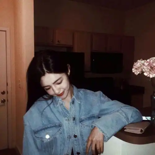 女生头像认真生活
