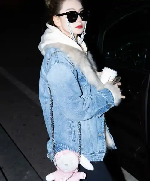 戚薇最新上班照,卫衣配牛仔外套温暖又时髦,少女感不输流量小花