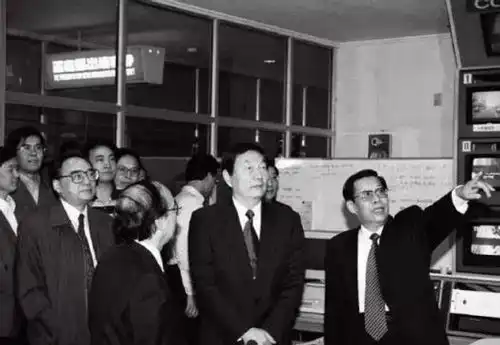 前央视台长杨伟光14岁前没穿过鞋子,6分钟改变新闻联播规矩