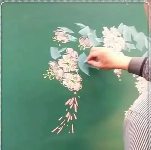 老师粉笔画桃花,以为小学生水平最后却打脸,网友去我家墙画