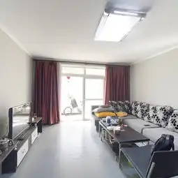 房子是一层小院的房子南北通透,装修好适合老人居住