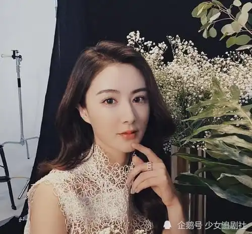 有种整容叫做薇娅卸妆,当摘掉假睫毛后,粉丝们都不敢相信这是同一个人