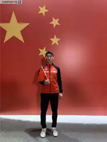 我和国旗同框丨奥运冠军多拿奖牌,让五星红旗不断高高飘扬