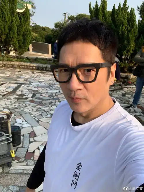 他曾7次出演西门庆而遭非议,首度回应不孕传闻,与老婆超恩爱