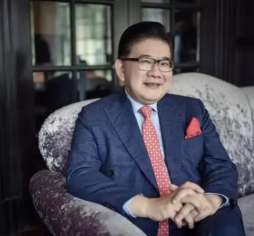 他曾怒批黄圣依,因毒舌被金星痛骂贱人,唯独对妻子儿子温柔