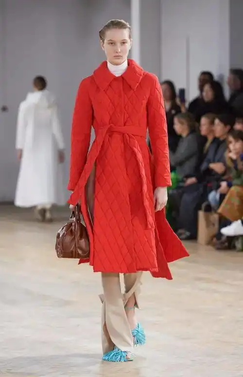 新的一年红红火火,红色安排起来了,这样穿时髦高级又大气