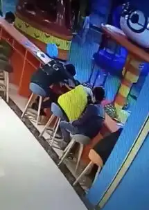 泉水某商场内,女子在桌上趴着睡觉,半小时后,当她看到监控时震惊了新闻日志