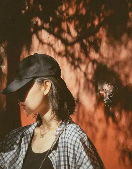 倪妮一改往日穿衣风格,下衣失踪大秀美腿,腿部不完美却备受称赞