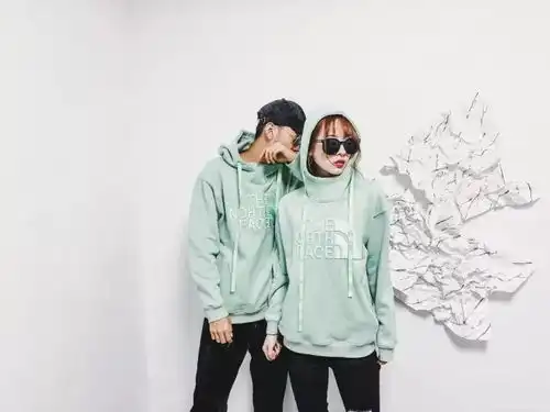 火遍欧美亚洲首发chu口订单2018新款抢先专柜主推立体刺绣,重工制作nf和sup联名款三色情侣连帽卫衣加绒加厚