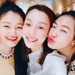 范玮琪为小s庆生晒与大s姐妹三人贴脸合照图