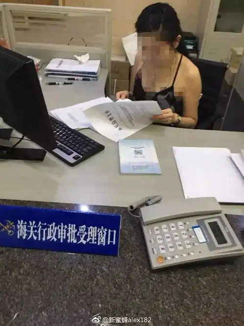 这一男一女火了,因为泳裤和吊带裙