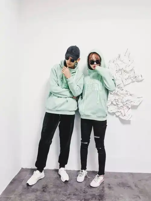 火遍欧美亚洲首发出口订单2018新款抢先专柜主推立体刺绣,重工制作nf和sup联名款三色情侣连帽卫衣加绒加厚