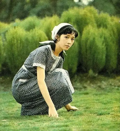 看了龚雪80年代的造型,突然明白当下的锥子脸美女输在哪了