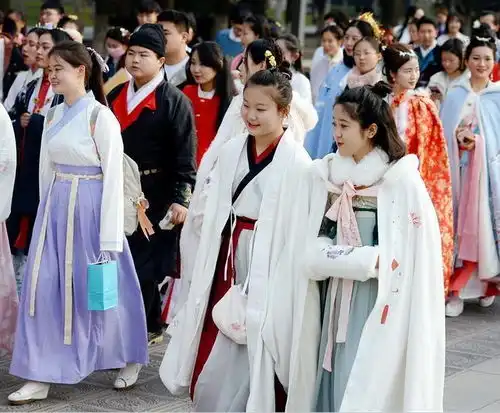 一些专家建议,把中小学校服改为汉服样式,这个提议是否可行