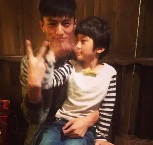 张亮一家四口,就他最丑,天天成宠妹狂魔,小小年纪订娃娃亲