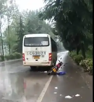 八里滩一摩托车撞向大客车雨天路滑,朋友们请谨慎驾驶
