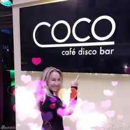 组图李玟三姐妹带母旅行妈妈被赞似小野洋子